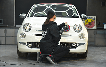 ボディコーティング＆カービューティの女職人が在籍