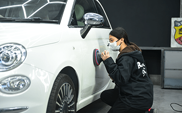 ボディコーティングの専門家女職人